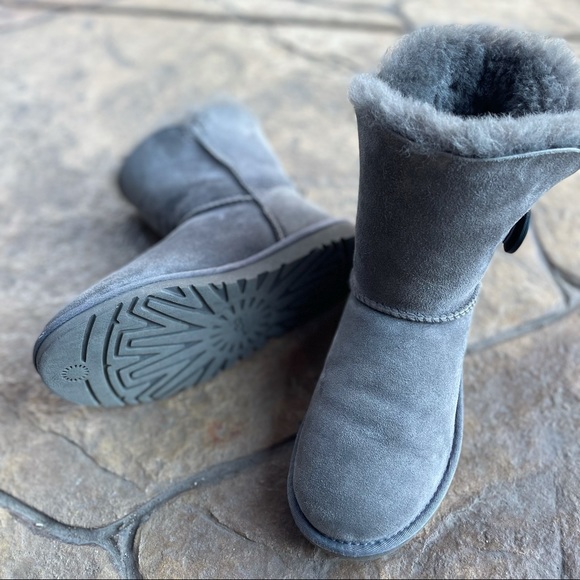 Like new grey Bailey button uggs boots - Picture 4 of 4